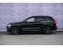 Volvo XC60 2.0 T6 Plug-in hybrid AWD Plus Black Edition | Adaptieve Cruise Control | Panoramadak | Harman Kardon Audio | Stoel-/Stuur-/Voorruitverwarming | Dodehoek Detectie | 360° Parkeercamera |
