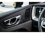 Volvo XC60 2.0 T6 Plug-in hybrid AWD Plus Black Edition | Adaptieve Cruise Control | Panoramadak | Harman Kardon Audio | Stoel-/Stuur-/Voorruitverwarming | Dodehoek Detectie | 360° Parkeercamera |