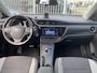 Toyota Auris Touring Sports 1.8 Hybrid Trend / Automaat / NL-Auto / 2e-Eigenaar / Pano-Dak / DAB / Radio-Bluetooth / Navi / Camera / Cruise-Control / Lane-Assist / Airco / ELKTR-Pakket / AFN-Trekhaak / LMV 16'' / All-Season / ENZ.