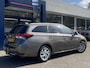 Toyota Auris Touring Sports 1.8 Hybrid Trend / Automaat / NL-Auto / 2e-Eigenaar / Pano-Dak / DAB / Radio-Bluetooth / Navi / Camera / Cruise-Control / Lane-Assist / Airco / ELKTR-Pakket / AFN-Trekhaak / LMV 16'' / All-Season / ENZ.
