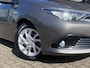 Toyota Auris Touring Sports 1.8 Hybrid Trend / Automaat / NL-Auto / 2e-Eigenaar / Pano-Dak / DAB / Radio-Bluetooth / Navi / Camera / Cruise-Control / Lane-Assist / Airco / ELKTR-Pakket / AFN-Trekhaak / LMV 16'' / All-Season / ENZ.