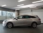 Opel Astra Sports Tourer 1.0 Turbo Innovation Navigatie, Achteruitrijcamera, Elek achterklep, Clima controle, Cruise controle, Elek ramen/Spiegels, Deels leder, Xenon, Pdc V/A, Lm velgen 16'', Nederlandse auto!! Bovag afleverpakket 695,-