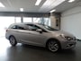 Opel Astra Sports Tourer 1.0 Turbo Innovation Navigatie, Achteruitrijcamera, Elek achterklep, Clima controle, Cruise controle, Elek ramen/Spiegels, Deels leder, Xenon, Pdc V/A, Lm velgen 16'', Nederlandse auto!! Bovag afleverpakket 695,-