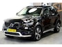 Volvo XC40 1.5 T5 Plug-in Hybrid 193kW/262pk DCT7 R-Design PANORAMADAK + HARMAN/KARDON + ADAPT.CRUISE + PILOT ASSIST + NAVI SENSUS + BLIS + EL.TREKHAAK + LANE ASSIST + EL.STOELEN + STOEL-&STUURVERWARMING + CAMERA + KEYLESS + PARKSENSOREN V&A + 19” LM-VELGEN!!