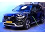 Volvo XC40 1.5 T5 Plug-in Hybrid 193kW/262pk DCT7 R-Design PANORAMADAK + HARMAN/KARDON + ADAPT.CRUISE + PILOT ASSIST + NAVI SENSUS + BLIS + EL.TREKHAAK + LANE ASSIST + EL.STOELEN + STOEL-&STUURVERWARMING + CAMERA + KEYLESS + PARKSENSOREN V&A + 19” LM-VELGEN!!
