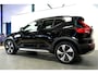 Volvo XC40 1.5 T5 Plug-in Hybrid 193kW/262pk DCT7 R-Design PANORAMADAK + HARMAN/KARDON + ADAPT.CRUISE + PILOT ASSIST + NAVI SENSUS + BLIS + EL.TREKHAAK + LANE ASSIST + EL.STOELEN + STOEL-&STUURVERWARMING + CAMERA + KEYLESS + PARKSENSOREN V&A + 19” LM-VELGEN!!
