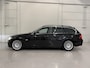 BMW 3-Serie Touring 325i High Exe 6-CILINDER/LEER-SPORT/XENON/TREKHAAK/STOELVERW/ECC/CRUISE/BLUETOOTH/17"LMV/PARKEERSENSOREN/6-BAK/ZEER NETTE AUTO, RIJD EN SCHAKELT PERFECT/VOLLEDIGE OH HISTORIE INCL BOEKJES