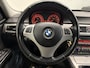 BMW 3-Serie Touring 325i High Exe 6-CILINDER/LEER-SPORT/XENON/TREKHAAK/STOELVERW/ECC/CRUISE/BLUETOOTH/17"LMV/PARKEERSENSOREN/6-BAK/ZEER NETTE AUTO, RIJD EN SCHAKELT PERFECT/VOLLEDIGE OH HISTORIE INCL BOEKJES