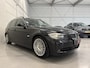 BMW 3-Serie Touring 325i High Exe 6-CILINDER/LEER-SPORT/XENON/TREKHAAK/STOELVERW/ECC/CRUISE/BLUETOOTH/17"LMV/PARKEERSENSOREN/6-BAK/ZEER NETTE AUTO, RIJD EN SCHAKELT PERFECT/VOLLEDIGE OH HISTORIE INCL BOEKJES