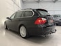 BMW 3-Serie Touring 325i High Exe 6-CILINDER/LEER-SPORT/XENON/TREKHAAK/STOELVERW/ECC/CRUISE/BLUETOOTH/17"LMV/PARKEERSENSOREN/6-BAK/ZEER NETTE AUTO, RIJD EN SCHAKELT PERFECT/VOLLEDIGE OH HISTORIE INCL BOEKJES