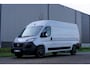 Fiat Ducato 35H 2.2 MultiJet L3H2 in Topstaat |180 pk |Automaat |Expeditie Grijs |Camera |Cruise |Navi |Nieuwe model |Trekhaak |Digitaal dashboard |Carplay |3500 KG |1e eigenaar