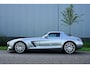 Mercedes-Benz SLS Coupé 6.3 AMG |Alubeam Silver |2.217 KM |1e eigenaar |Nieuwstaat |6,3 liter V8 |Duitse auto met historie |Achteruitrijcamera |Bang & Olufsen | VOL VOL OPTIE S | Een droom voor liefhebbers |