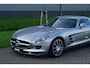 Mercedes-Benz SLS Coupé 6.3 AMG |Alubeam Silver |2.217 KM |1e eigenaar |Nieuwstaat |6,3 liter V8 |Duitse auto met historie |Achteruitrijcamera |Bang & Olufsen | VOL VOL OPTIE S | Een droom voor liefhebbers |
