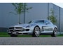 Mercedes-Benz SLS Coupé 6.3 AMG |Alubeam Silver |2.217 KM |1e eigenaar |Nieuwstaat |6,3 liter V8 |Duitse auto met historie |Achteruitrijcamera |Bang & Olufsen | VOL VOL OPTIE S | Een droom voor liefhebbers |