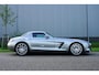 Mercedes-Benz SLS Coupé 6.3 AMG |Alubeam Silver |2.217 KM |1e eigenaar |Nieuwstaat |6,3 liter V8 |Duitse auto met historie |Achteruitrijcamera |Bang & Olufsen | VOL VOL OPTIE S | Een droom voor liefhebbers |