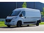 Fiat Ducato 3.5T L3H2 47 kWh met Snellaad functie |Navigatie |Climate Control |Achteruitrijcamera |LED |DAB+ |Airbags voor en zijkant |Nieuwstaat |Expeditie grijs |Laadruimte volledig bekleed | VOL VOL OPTIE S