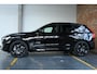 Volvo XC60 T6 Automaat Plug-in hybrid AWD Plus Black Edition | Luchtvering | Head-Up Display | Schuif/Kantel-Panoramadak | Harman Kardon Premium Audio | 21 inch Lichtmetalen Wielen | Volvo Guard Alarm |
