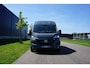 Fiat Ducato 35 2.2 MultiJet L2H2 Nieuw dashboard |140 pk |Topstaat |BPM voordeel |Lanzarotte grijs |Trekhaak |Digitaal dashboard |10" navigatiesysteem |Carplay |Digitale achteruitkijkspiegel