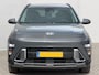 Hyundai Kona 1.6 GDI HEV Comfort Smart Automaat / Fabrieksgarantie tot 1-2030 / Stuur- & Stoel verwarming / Achteruitrijcamera / Apple Carplay Android Auto / Keyless Entry/Start / Adaptief cruise control / Draadloze telefoon lader / Climate control /