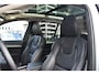 Volvo XC90 T8 Plug-in hybrid AWD Ultra Dark | Verwarmde, Geventileerde en Masserende Voorstoelen | Luchtvering | Panoramisch Schuif-/Kanteldak | Semi-Elektrische Trekhaak | 360º Camera | Gelamineerd en Getint Glas Achter| Bowers & Wilkins |