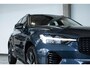 Volvo XC60 T6 Plug-in hybrid AWD Plus Dark | Adaptive cruise control | 360° parkeercamera | BLIS | Wegklapbare trekhaak | Panoramadak | Stoel en stuurwielverwarming | Lederen bekleding | Google infotainment | Parkeersensoren voor + achter