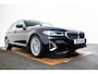 BMW 5-Serie Touring 530e xDrive Luxury Line - Panoramadak - Driving Assistant Professional - Soft-Close - BMW Laserlight - Comfort Access - Head up - Comfortstoelen - Massage stoelen - Stuurwielrand verwarmd -