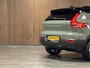 Volvo EX40 Single Motor Extended Range Ultra 82 kWh | Trekhaak | Schuifdak | 360° Camera | Harman Kardon | Adaptieve Cruise Control | Bestuurdersstoel elektrisch geheugen | Stoel en Stuurwielverwarming | 20 Inch | Passagiersstoel elektrisch | Microtech / alcantara bekleding met wit stiksel en bies | Zitting verlenging voorstoelen | Pilot Assist | BLIS Dode Hoek Detectie | Warmtepomp | Google Infotainment | Keyless Drive | Verlichtingspack 2 | Parkeersensoren voor+achter | Privacy Glass | Elektrisch bedienbare achterklep | Draadloos telefoon opladen | DAB Radio | Apple Carplay/Android Auto | Volvo On Call met mobiele App functie | Sage Green Metallic |