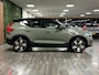 Volvo EX40 Single Motor Extended Range Ultra 82 kWh | Trekhaak | Schuifdak | 360° Camera | Harman Kardon | Adaptieve Cruise Control | Bestuurdersstoel elektrisch geheugen | Stoel en Stuurwielverwarming | 20 Inch | Passagiersstoel elektrisch | Microtech / alcantara bekleding met wit stiksel en bies | Zitting verlenging voorstoelen | Pilot Assist | BLIS Dode Hoek Detectie | Warmtepomp | Google Infotainment | Keyless Drive | Verlichtingspack 2 | Parkeersensoren voor+achter | Privacy Glass | Elektrisch bedienbare achterklep | Draadloos telefoon opladen | DAB Radio | Apple Carplay/Android Auto | Volvo On Call met mobiele App functie | Sage Green Metallic |