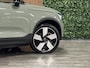 Volvo EX40 Single Motor Extended Range Ultra 82 kWh | Trekhaak | Schuifdak | 360° Camera | Harman Kardon | Adaptieve Cruise Control | Bestuurdersstoel elektrisch geheugen | Stoel en Stuurwielverwarming | 20 Inch | Passagiersstoel elektrisch | Microtech / alcantara bekleding met wit stiksel en bies | Zitting verlenging voorstoelen | Pilot Assist | BLIS Dode Hoek Detectie | Warmtepomp | Google Infotainment | Keyless Drive | Verlichtingspack 2 | Parkeersensoren voor+achter | Privacy Glass | Elektrisch bedienbare achterklep | Draadloos telefoon opladen | DAB Radio | Apple Carplay/Android Auto | Volvo On Call met mobiele App functie | Sage Green Metallic |