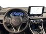 Toyota RAV4 2.5 Hybrid Style | Trekhaak Vast + 13-Polige Stekker | Apple Carplay / Android Auto | Navigatiesyteem | Parkeersensoren Voor + Achter | Rondomzicht Camera | Licht + Regensensor | Elektrisch Verstelbare Bestuurdersstoel | Stoelverwarming | Cruise Control Adaptief | Elektrisch Bedienbare Achterklep | 19” Lichtmetalen Velgen