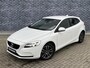 Volvo V40 T2 Nordic+ | Automaat | Navigatie | Cruise Control | High Performance Audio | Trekhaak | Stoelverwarming | LED Koplampen | Standkachel | Park Assist | Voorruit Verwarming | Climate Control | Volvo On Call