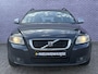 Volvo V50 2.0 Sport | 12 mnd BOVAG garantie | Trekhaak | Climate control | High Performance Audio | 17"lm velgen | automatisch dimmende binnenspiegel | Regensensor | Bluetooth | Dakrails |
