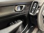 Volvo XC40 2.0 B4 R-Design 197Pk Automaat (APPLE CARPLAY, GROOT NAVI, LEDER/ALCANTARA, HARMAN/KARDON, MEMORY SEATS, CAMERA, GETINT GLAS, ELEK ACHTERKLEP, NIEUWSTAAT)
