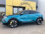 Opel Mokka-e Electric 54 kWh 281pk GSE | Unieke uitvoering | Alcantara sportstoelen | 20" Lichtmetalen velgen |  | Sperdifferentieel | Alcon remschijven met gele remklauwen | Navigatie | Stoel- en Stuurverwarming | Camera | Adapt. Cruise control | Zwart dak en motorkap