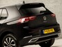 Volkswagen Golf 1.0 TSI Sportline (APPLE CARPLAY, GROOT NAVI, SFEERVERLICHTING, KEYLESS, GETINT GLAS, SPORTSTOELEN, PARKEERSENSOREN, LM VELGEN, ADAPTIVE CRUISE, NIEUWSTAAT)