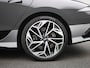 Hyundai Ioniq 6 77,4 kWh Balance | Verwarmd stuurwiel | Verwarmde achterbank | Zwarte binnenhemel | Geventileerde voorstoelen | Bestuurdersstoel met geheugen | Bose speakersysteem | Privacy glass | Head up display | Climate Control / ECC | Licht metalen velgen 19 inch | Cruise control Adaptive | Navigatie | Lederen bekleding zwart | Park Distance Control voor en achter | Achteruitrijcamera |