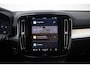 Volvo XC40 B4 Plus Dark | Trekhaak | Verwarmbare voorstoelen en stuurwiel | Premium audio by Harman Kardon | Adaptieve cruise control | Verwarmbare voorruit | Keyless | Adaptive cruise control & Pilot Assist |