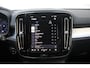 Volvo XC40 B4 Plus Dark | Trekhaak | Verwarmbare voorstoelen en stuurwiel | Premium audio by Harman Kardon | Adaptieve cruise control | Verwarmbare voorruit | Keyless | Adaptive cruise control & Pilot Assist |