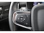 Volvo XC40 B4 Plus Dark | Trekhaak | Verwarmbare voorstoelen en stuurwiel | Premium audio by Harman Kardon | Adaptieve cruise control | Verwarmbare voorruit | Keyless | Adaptive cruise control & Pilot Assist |