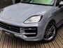 Porsche Cayenne Coupé 3.0 E-Hybrid | SPORTDESIGN | SPORTCHRONO | SPORTEINDPIJPEN | PASM LUCHTVERING | BOSE | PANORAMADAK | STOELVENTILATIE | 360 CAMERA | ADAPTIVE CRUISE CONTROL | KEYLESS ENTRY | PDLS + | ARCTIC GRAU | 21 INCH TURBO DESIGN | 18-WEG STOELEN |
