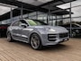 Porsche Cayenne Coupé 3.0 E-Hybrid | SPORTDESIGN | SPORTCHRONO | SPORTEINDPIJPEN | PASM LUCHTVERING | BOSE | PANORAMADAK | STOELVENTILATIE | 360 CAMERA | ADAPTIVE CRUISE CONTROL | KEYLESS ENTRY | PDLS + | ARCTIC GRAU | 21 INCH TURBO DESIGN | 18-WEG STOELEN |
