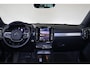 Volvo XC40 B3 Plus Black Edition - Panorama/schuifdak - IntelliSafe Assist & Surround - 360º Camera - Harman/Kardon audio - Verwarmde voorstoelen & stuur - Parkeersensoren voor & achter - Elektr. bedienb. voorstoelen met geheugen links - Draadloze tel. lader - Extra getint glas - 20' LMV