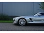Mercedes-Benz SLS Coupé 6.3 AMG |Alubeam Silver |2.217 KM |1e eigenaar |Nieuwstaat |6,3 liter V8 |Duitse auto met historie |Achteruitrijcamera |Bang & Olufsen | VOL VOL OPTIE S | Een droom voor liefhebbers |
