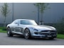 Mercedes-Benz SLS Coupé 6.3 AMG |Alubeam Silver |2.217 KM |1e eigenaar |Nieuwstaat |6,3 liter V8 |Duitse auto met historie |Achteruitrijcamera |Bang & Olufsen | VOL VOL OPTIE S | Een droom voor liefhebbers |