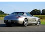 Mercedes-Benz SLS Coupé 6.3 AMG |Alubeam Silver |2.217 KM |1e eigenaar |Nieuwstaat |6,3 liter V8 |Duitse auto met historie |Achteruitrijcamera |Bang & Olufsen | VOL VOL OPTIE S | Een droom voor liefhebbers |