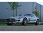 Mercedes-Benz SLS Coupé 6.3 AMG |Alubeam Silver |2.217 KM |1e eigenaar |Nieuwstaat |6,3 liter V8 |Duitse auto met historie |Achteruitrijcamera |Bang & Olufsen | VOL VOL OPTIE S | Een droom voor liefhebbers |