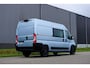 Peugeot Boxer 2.2 BlueHDi 165 L2H2 Zwaar 3.5t |2 stoelen |2 schuifdeuren |2 airbags |Metallic |Topstaat |Camera |Cruise |Navi |Clima |Carplay |Betimmering |165 pk