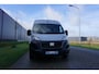 Fiat Ducato 35H 2.2 MultiJet L3H2 in Topstaat |180 pk |Automaat |Expeditie Grijs |Camera |Cruise |Navi |Nieuwe model |Trekhaak |Digitaal dashboard |Carplay |3500 KG |1e eigenaar