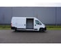 Peugeot Boxer 2.2 BlueHDi 140 L3H2 3.5t in Topstaat |BPM vrij |1e eigenaar |140 pk |3500 KG |Camera |Cruise |Navi |Carplay |Betimmering |2e airbag |Dode-hoek detectie