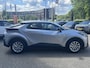 Toyota C-HR / C-HR+ 1.8 HYBRID 140 BLIND-SPOT 17''LM-VELGEN CAMERA NAVI AD-CRUISE APPLE/ANDROID NL-AUTO
